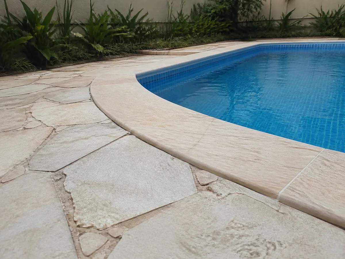 Áreas de piscina com aplicação de pedras decorativas