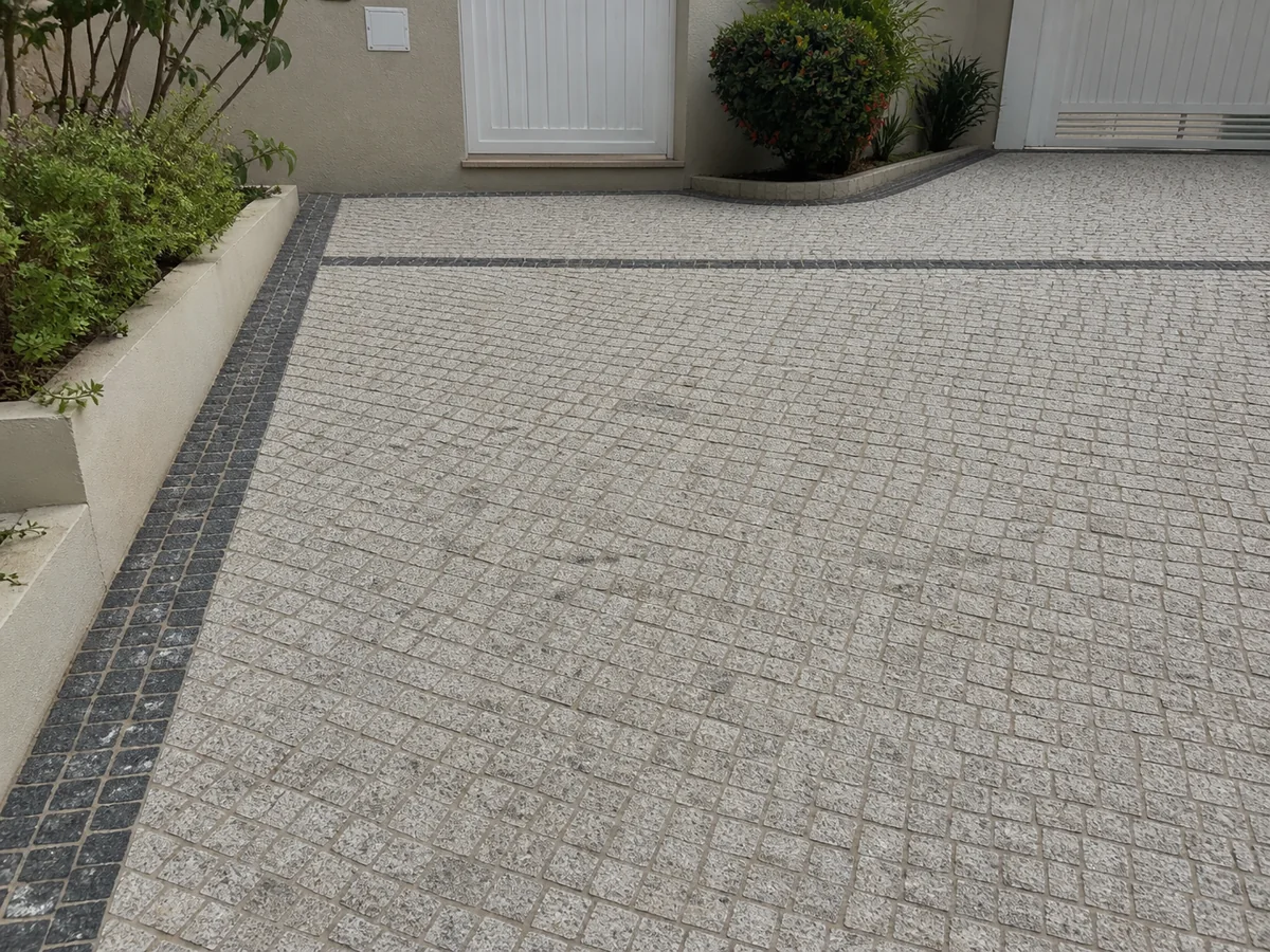 Entrada residencial com granitinho claro e faixa de contorno escura