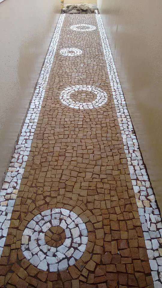 Calçada com ondas claras e escuras formadas em pedra portuguesa