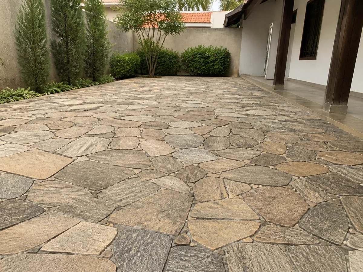 Pátio residencial com composição de pedras naturais irregulares